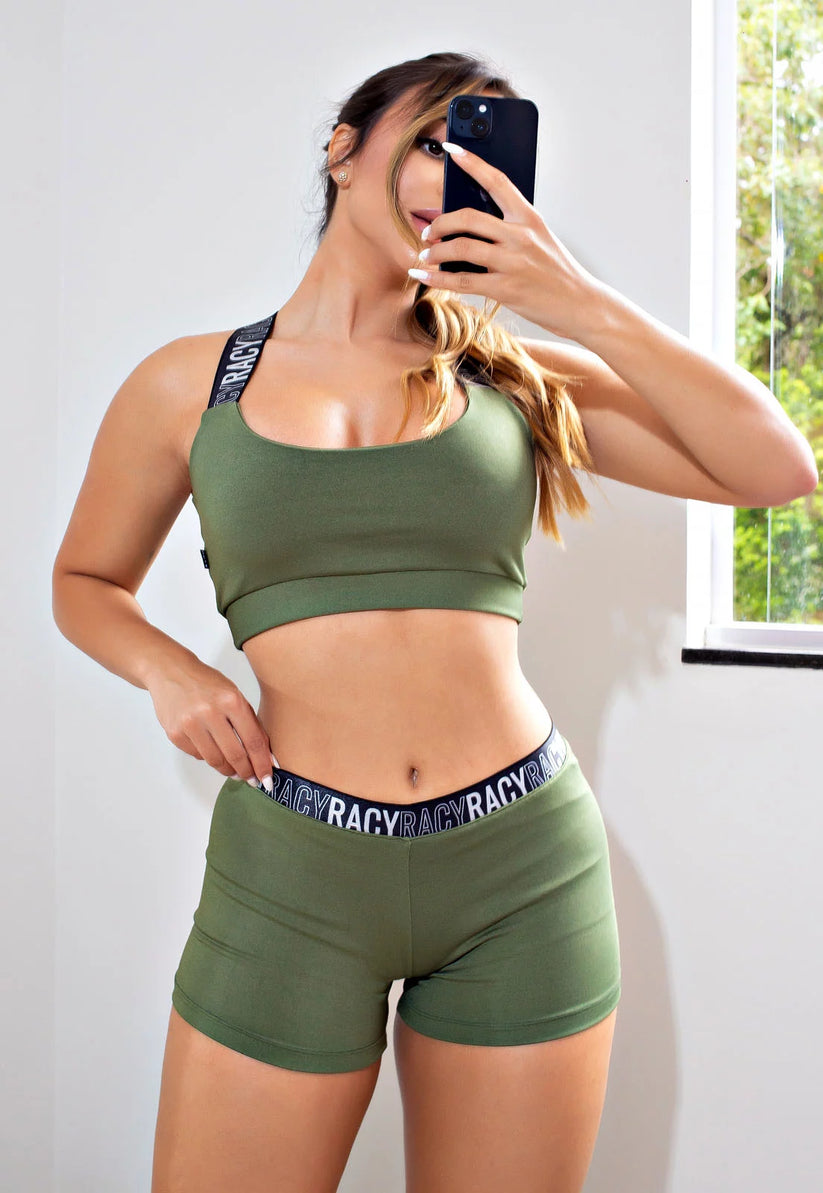 Modelo com Short Fitness Bella